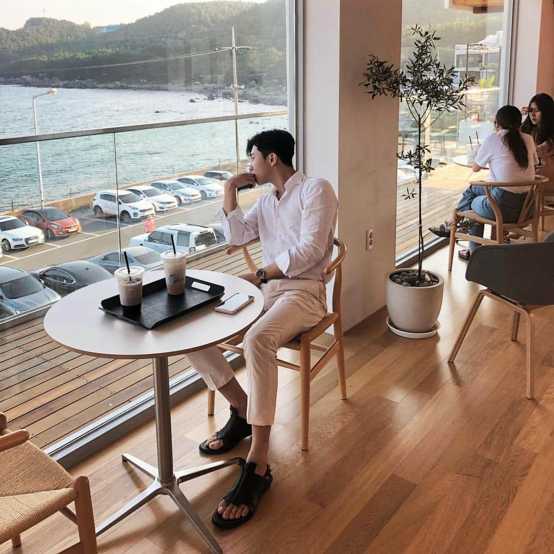 パクジホさんのインスタグラム写真 - (パクジホInstagram)「곧 떠날 휴가를 위해 열일 하고! 오늘은 일찍 취침🌏✨」8月11日 1時16分 - jihogram