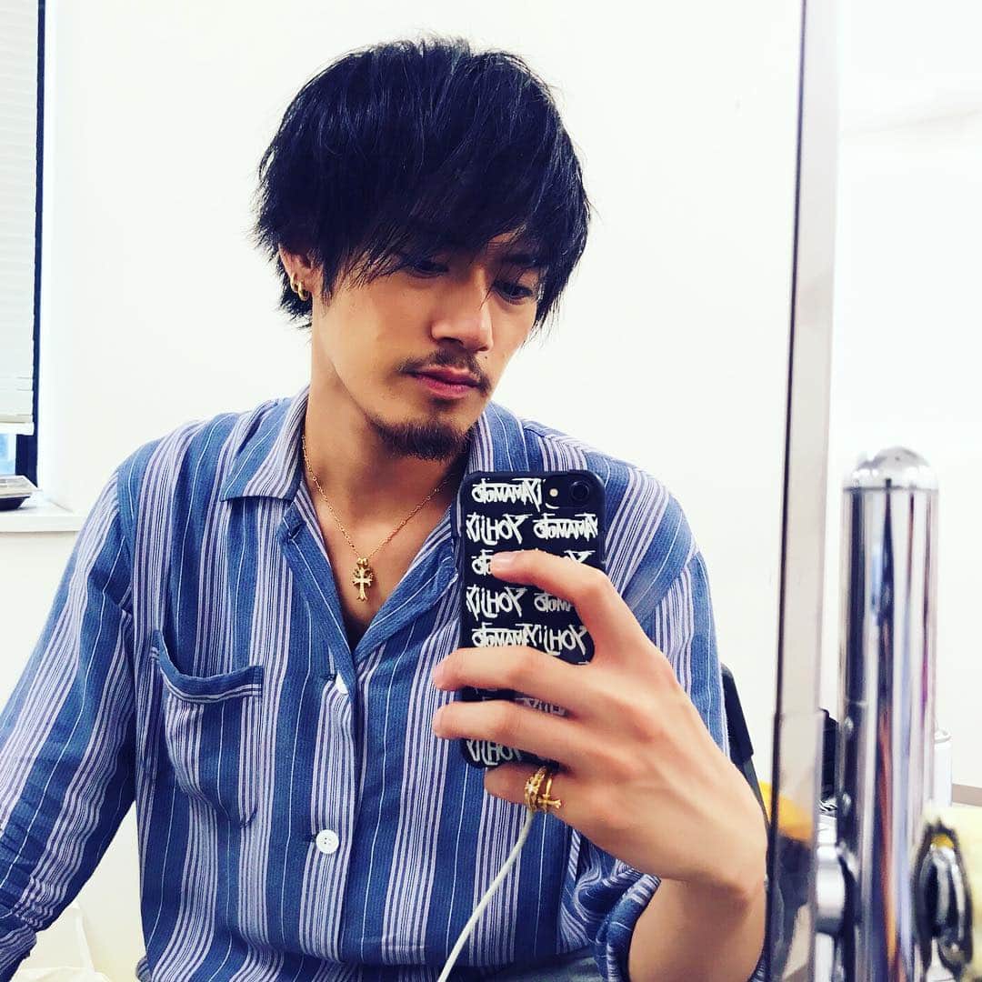 山口智也さんのインスタグラム写真 - (山口智也Instagram)「なんとなく前髪下ろしたセットしてみた、前髪長くて顔隠れてるね。笑  おやすみ。  #tomoya #solidemo #collars」8月11日 1時26分 - tomoyamaguchi