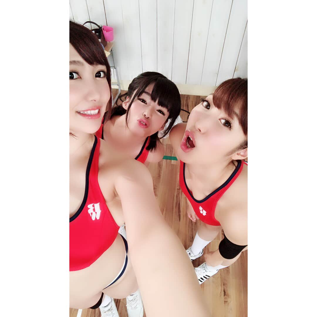 若月みいなさんのインスタグラム写真 - (若月みいなInstagram)「この前のKMPさんの撮影の時の🏐♥️ #av女優 #撮影 #kmp #水野朝陽 #椎葉みくる #一二三鈴 #若月みいな  #バレーボールもの  #最近こういう衣装多い  #この日のもう1本は気が強いインストラクター  #それもこういう衣装  #前回もヨガものでこういうの着たw  #流行ってるのかなw  #最後のは写真撮ってたら  #スタッフさんが写りたいと言わんばかりの顔だったから  #さり気にツーショット」8月11日 14時19分 - wakatsuki_cmore