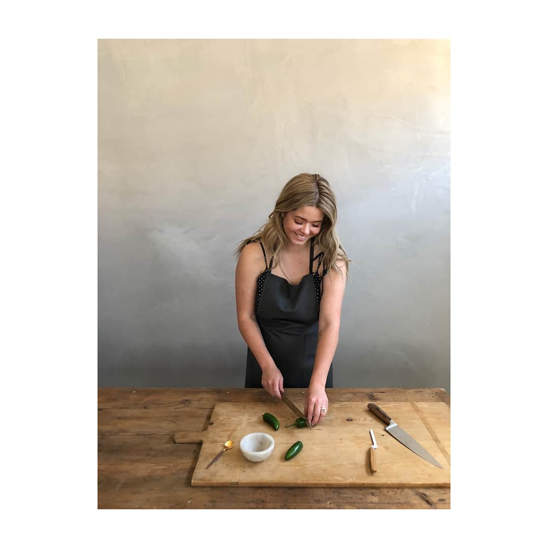 サーシャ・ピーターズさんのインスタグラム写真 - (サーシャ・ピーターズInstagram)「I’m having so much fun shooting with @ElizabethMessina on my #sashaingoodtaste #cookbook ☺️」8月11日 6時22分 - sashapieterse