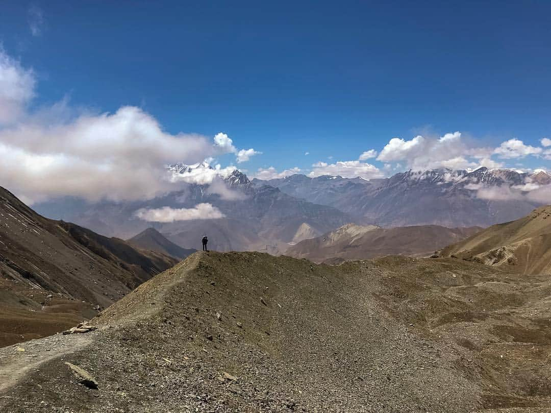 キミー・マイズナーのインスタグラム：「Wanna feel small? This was on our descent from Thorung La, probably around 16,000 feet. The descent was FAST and hard. Our legs shook with every step, but the view was incredible and humbling 🙏🏻🏔 #FoapAug18 Foap username: kmeiz12 . . . #annapurnacircuit #annapurnacircuittrek #annapurna #nepal #nepal8thwonder #descent #thorunglapass #travel #travelphotography #explore #adventure #wanderlust」