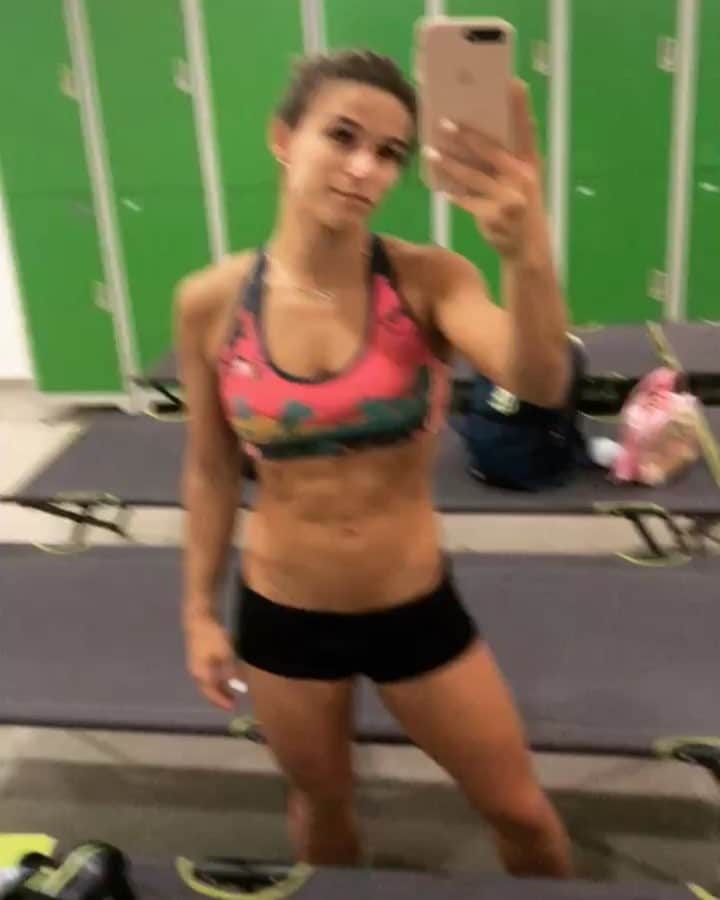 ジャジ・バルボサのインスタグラム：「#friday 💥✔️🤞🏻❤️」