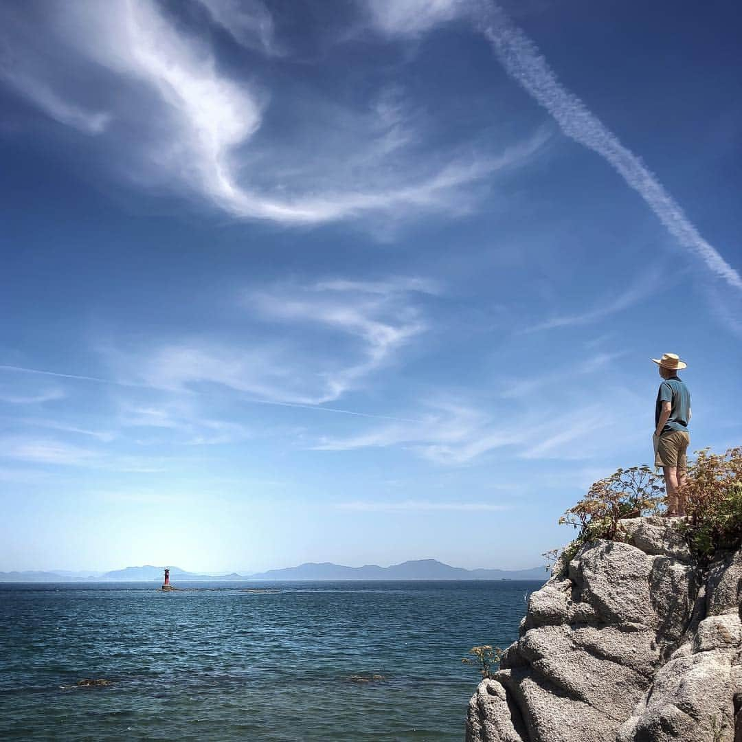 tosa_nishikawaのインスタグラム：「. Hello, red lighthouse. . . . これから広島出張です。 帰省ラッシュのピークと重なってしまった。 . . 愛媛県 松山市 . . #tokyo_grapher#instagramjapan#mwjp#youmobile#igersjp#indies_gram#shootermag_japan#photooftheday#ink361_asia#iPhoneonly#setouchigram77 #screen_archive#indy_photolife #奥行き人 #愛媛#ehime #shikoku_trip #ほふく撮影隊 #daily_photo_jpn #incredible_shot #lines_and_points」