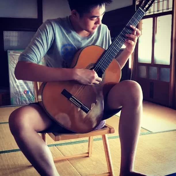工藤村正のインスタグラム：「Summer holiday 2018. My 5th son Ryugen Arther Kudo (16 years old 6.04’) visited Japan to see Father for learning play the Guitar. He started touching guitar just less than 6 month ago.This playing guitar practice movie was just 3 days after he arrived my art studio. Using my great Flamenco Classic guitar “ TAMURA 1979 “ I was surprised and realized his talent and concentration practice playing for morning to midnight ( I’m strict teacher) so, I’m so happy to see and decided gave this my important vintage guitar for him.  I hope  throughout his life, it will be become great guitarist ( father wishes continually practice ). L.Aから夏休みを利用して私の五男坊（16歳184cm,ご飯お代わり５杯🤪）が日本の滋賀県甲賀市甲賀町隠岐というど田舎アトリエまで遊びに来てくれた。なんでも半年くらいなるかならない位からギターに興味を抱いたらしく、どうしてもお父さんに集中レッスンをして欲しいとの事で、朝から夜中まで集中力も途切れることもなく食事とお出かけ以外の時間は常にスケールやリズムや禁じられた遊びを練習して弾いていた…（耳について離れないので私が辛くなった😂）、何はともあれ８日間の2人にとっても特別な密度の濃い楽しくも特別な日々の時間だった。 会いに来てくれてありがとお〜隆元❣️」