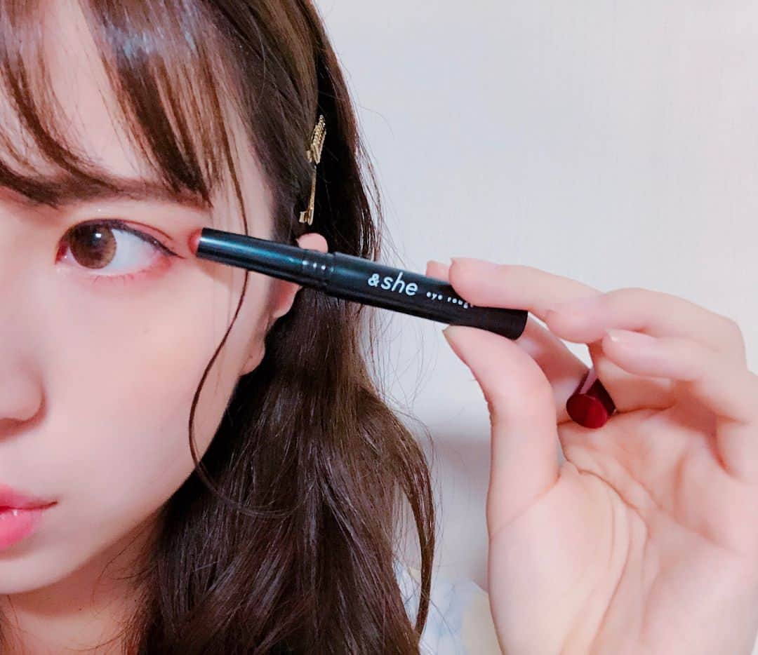 のインスタグラム：「&sheの新作コスメ💕 アイルージュ使ってみた☺️ . . バーガンディってカラーで ぽわぁっと可愛いカラー✨ . . #andshe #アンドシー #アイルージュ  #バーガンディ . .  @andshe_official」