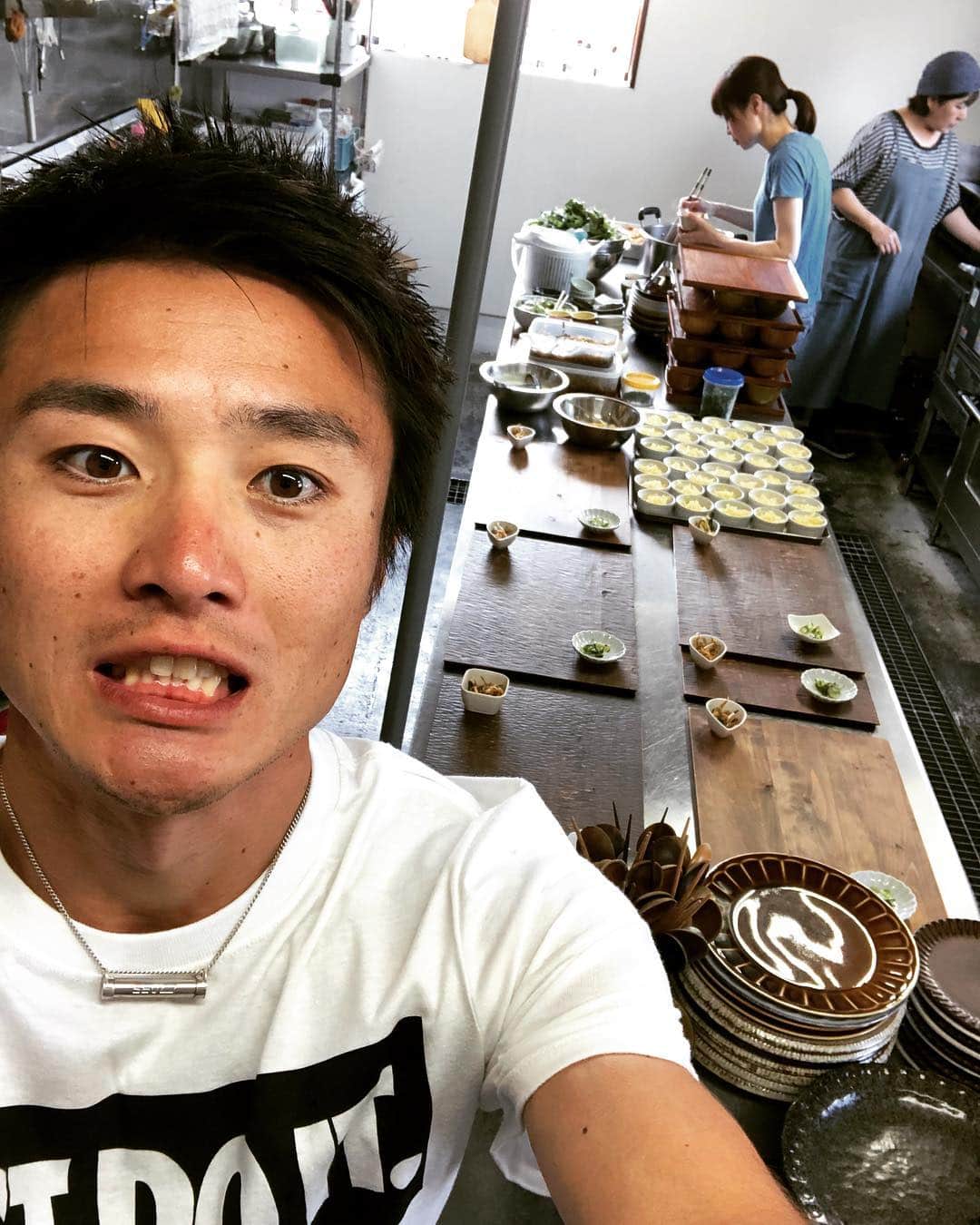 窪田忍さんのインスタグラム写真 - (窪田忍Instagram)「ごはんやtemana 本日もまもなく営業開始です。 邪魔にならないようお手伝いがんばります。（笑） 福井にお越しの際は、ぜひお立ち寄りください。 #鯖江 #カフェ #ごはんやtemana」8月11日 11時27分 - shinobu_kubota
