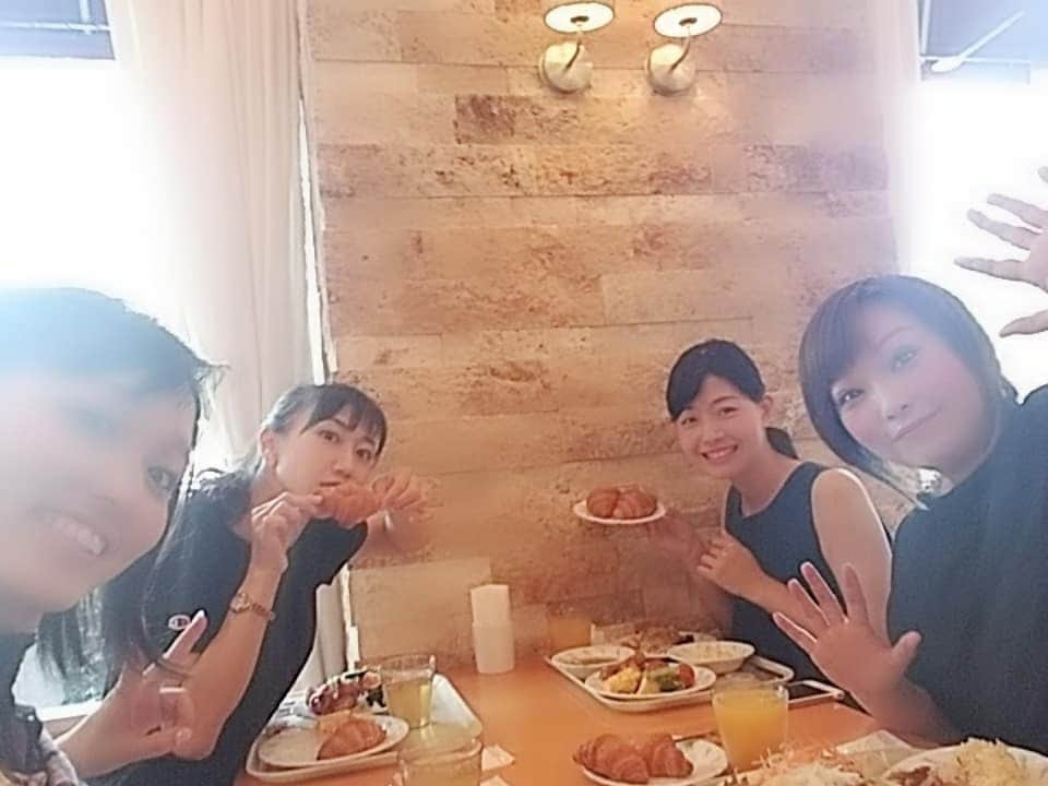 五十嵐サキさんのインスタグラム写真 - (五十嵐サキInstagram)「サキランチ☀🍴 #ハートンホテル 　の #バイキング #食べ放題 #満腹ぷく #関係ないですが  #よしもと西梅田劇場 　の #スリッパ #破れました #ただ #履いただけ #吉本新喜劇 #よしもと新喜劇 #五十嵐サキ」8月11日 13時28分 - saki_igarashi