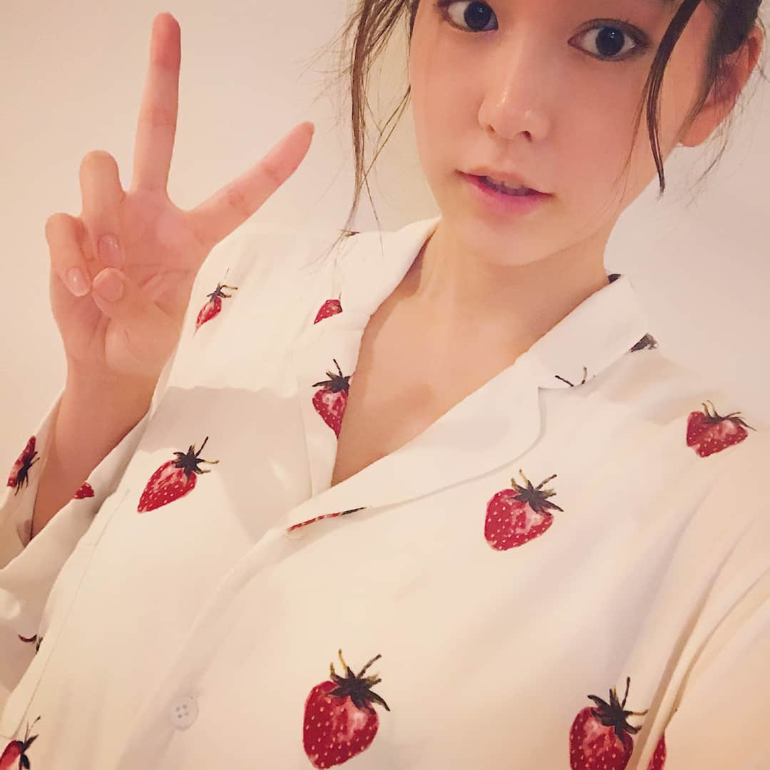 桐谷美玲さんのインスタグラム写真 - (桐谷美玲Instagram)「べろべろぱとらさんHBD！！ 日付変わって12日、7歳になりました👏🏻 ケーキは明日ね、今夜は私のイチゴちゃんパジャマでお祝い。笑 #ぱっちゃん#HBD イチゴちゃんは @gelatopique_official のECサイトで🍓🍓🍓 #ジェラートピケ10th #usagionline」8月12日 0時20分 - mirei_kiritani_