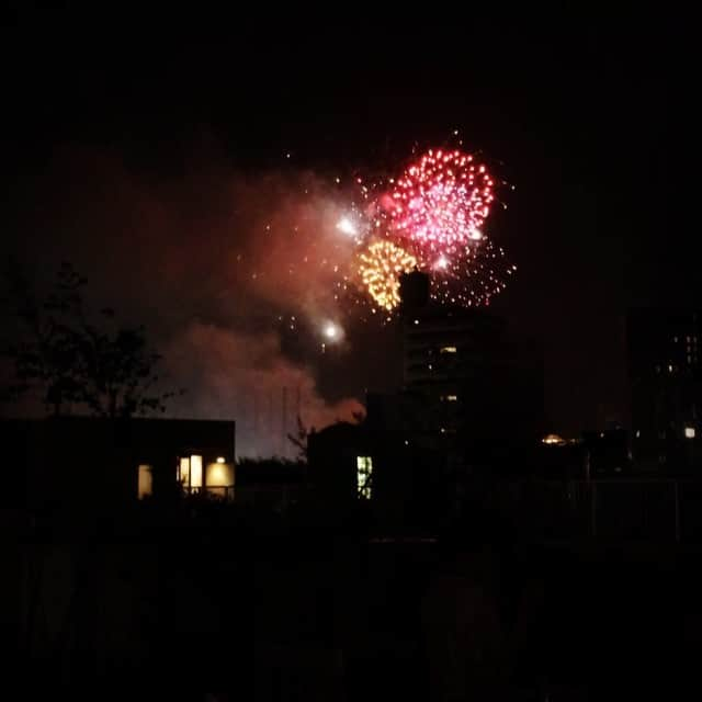 澤口麻理のインスタグラム：「みんなで#花火 ☺️😊 #神宮外苑花火大会 #🎇#🎆 #fireworks #summer #japan#tokyo」