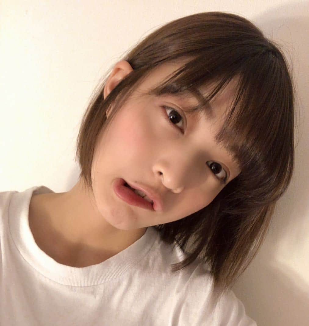 のインスタグラム：「_ 最近は化粧が手抜きだなと よく言われます笑 _ ファンデ、眉毛、チークのみで 外出することが多々......😅 _ 私は昔から肌が荒れやすくて、 カバー力の高い化粧品ばかり 使ってました。 「肌が荒れてるから隠そう」って。 でも、それってどんどんどんどん 化粧が濃くなっていってしまうんですよね😢 だから、荒れてるところが皮膚呼吸できなくて更に荒れていくんです.... _ 最近は肌があれたら 隠さずに肌の皮膚呼吸ができるよう 化粧を薄く心がけています☺️ _ _ _ #化粧 #たまには肌を休ませる #薄め #ファンデ薄付き #肌荒れ対策 #メイク💄 #おやすみ日 #いいね #フォロミー」