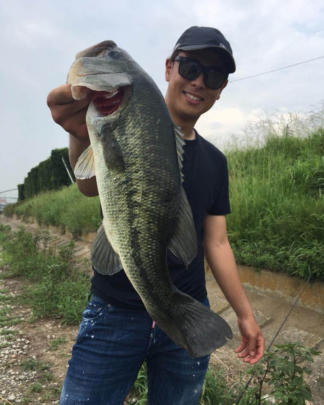 廣末陸さんのインスタグラム写真 - (廣末陸Instagram)「ブラックバス49センチ！ 感覚的には2300g いい魚でした。 #dayoff #霞ヶ浦 #横利根川 #リフレッシュ #魚の躍動感○ #㊙︎メソッド #tokyo #fctokyo  #廣末陸」8月11日 17時01分 - rikulovesoccer