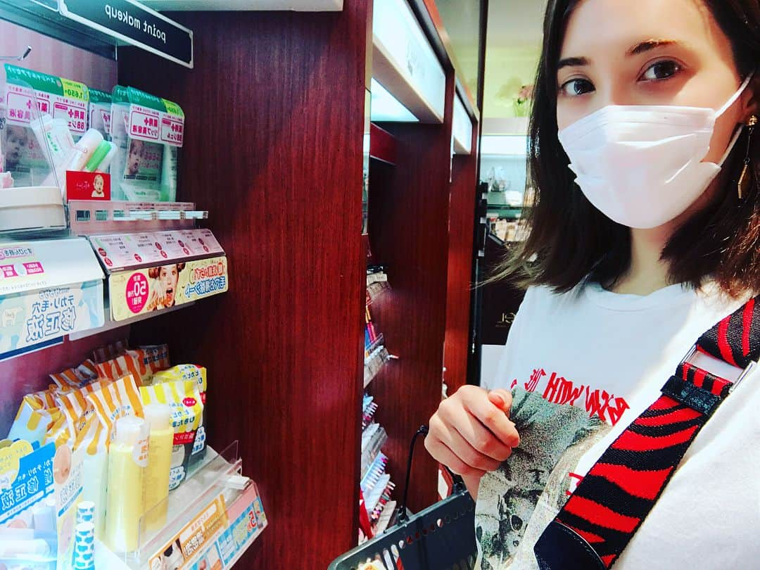 眞木美咲パメラさんのインスタグラム写真 - (眞木美咲パメラInstagram)「🛍 最近スプレータイプの日焼け止めとか化粧水が楽ちんだししっとりするしリピしまくりです😂😂 基本旅行前にいろいろ揃えるのはplazaで👌🏻 スキンケア豊富で毎回迷っちゃうよね😂😂 . #plaza #私はミスト化粧水が大好き #サボリーノ #おやすミスト #おススメです。」8月11日 17時06分 - pamypamypamy