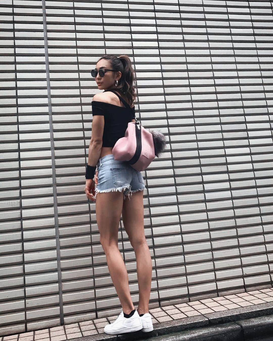 Aya（小山内あや）さんのインスタグラム写真 - (Aya（小山内あや）Instagram)「@reebokjp のNew Bag 💼 ❤️ リュック、肩掛け、斜め掛け、ハンドの4WAY😱‼️ クシュッとした作りがめちゃツボ💘 ピンクと黒あるみたい。」8月11日 18時36分 - aya_fitness