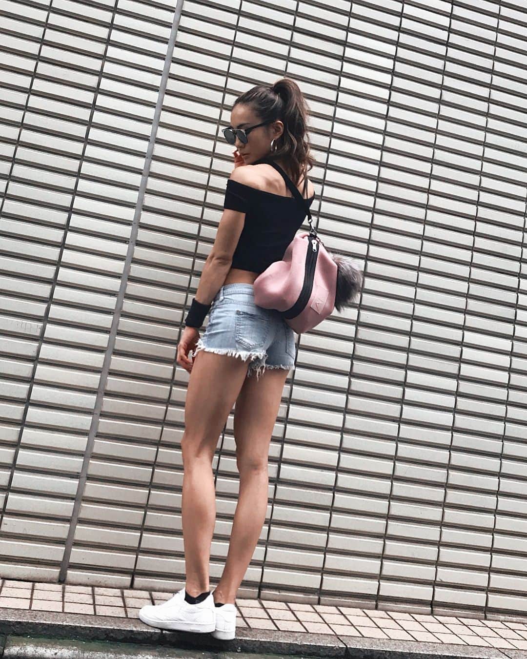 Aya（小山内あや）さんのインスタグラム写真 - (Aya（小山内あや）Instagram)「@reebokjp のNew Bag 💼 ❤️ リュック、肩掛け、斜め掛け、ハンドの4WAY😱‼️ クシュッとした作りがめちゃツボ💘 ピンクと黒あるみたい。」8月11日 18時36分 - aya_fitness