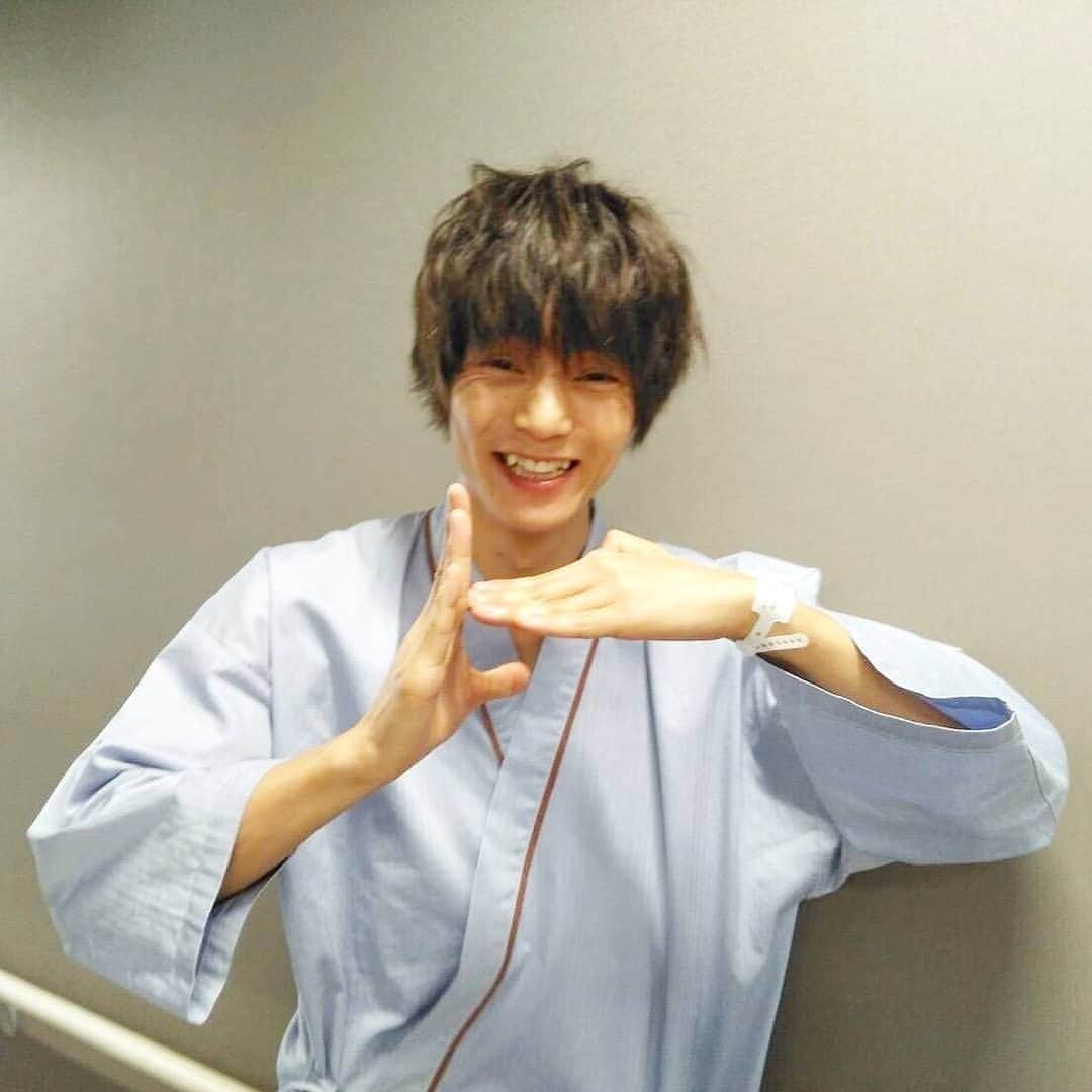 テレビ朝日「ヒモメン」のインスタグラム：「⠀ ヒモメン放送まであと5時間‼️⠀ ⠀ ヒモメンの「ヒ」を手で作ってくれた窪田さん😁✨⠀ ⠀ #3話オフショット⠀ #なぜ翔ちゃんが入院着を⁉️⠀ #スタートがちょっぴり遅いけど⠀ #リアルタイムで見てね📺💓⠀ #今日も最高に面白いです✨✨⠀ #ご期待ください☺️⠀ #翔ちゃん⠀ #窪田正孝⠀ #土曜ナイトドラマ⠀ #ヒモメン⠀ #第3話⠀ #30分遅れでスタートです⠀ #今日よる23時45分～🌛」