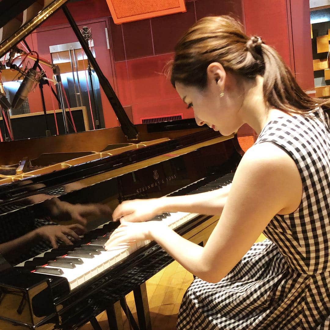 森本麻衣のインスタグラム：「🎹💓 . . . #piano#steinway#steinwayandsons#pianist#maimorimoto#tokyo#classicalmusic#recording#recordingstudio#🎹 #森本麻衣#演奏中#ピアノ#ピアニスト#クラシック#レコーディング#録音#スタジオ#東京」