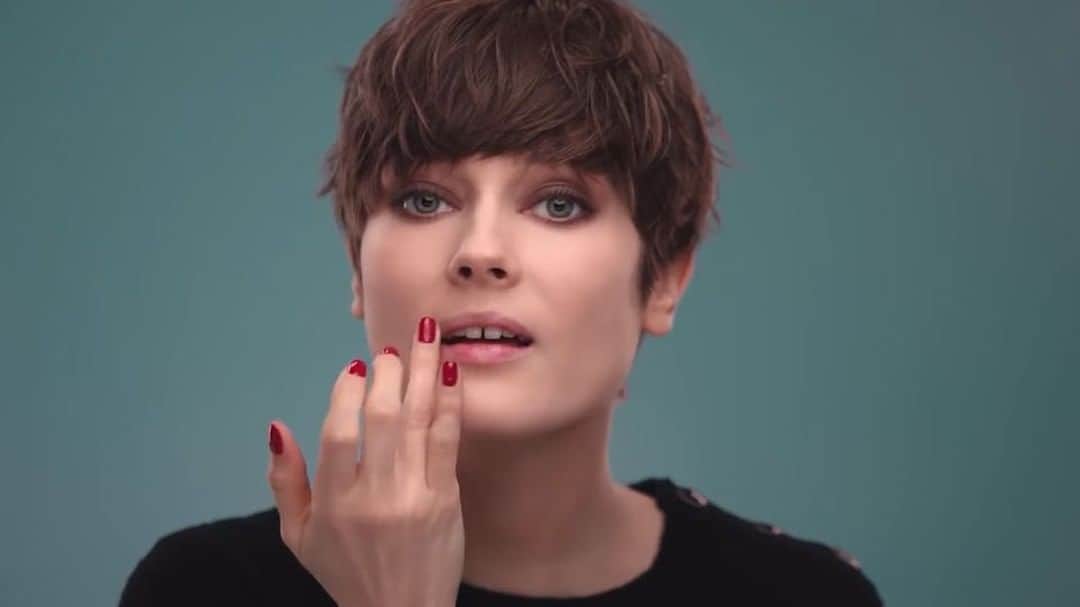 モニカ・ヤガチャクのインスタグラム：「Some new @chanel.beauty 💄💋👄 is up on youtube my friends. 👩🏻‍🔬♥️ 🎥@annerohart」