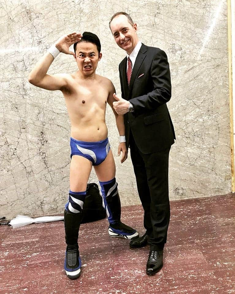 長谷部 洋一のインスタグラム：「新日本プロレスのハロルド・ジョージ・メイ社長に一発かましたゼァ！  #njpw #G128 #新日本プロレス #ハロルド・ジョージ・メイ 社長 #永田裕志 選手 #ワッフル #ゼァ」