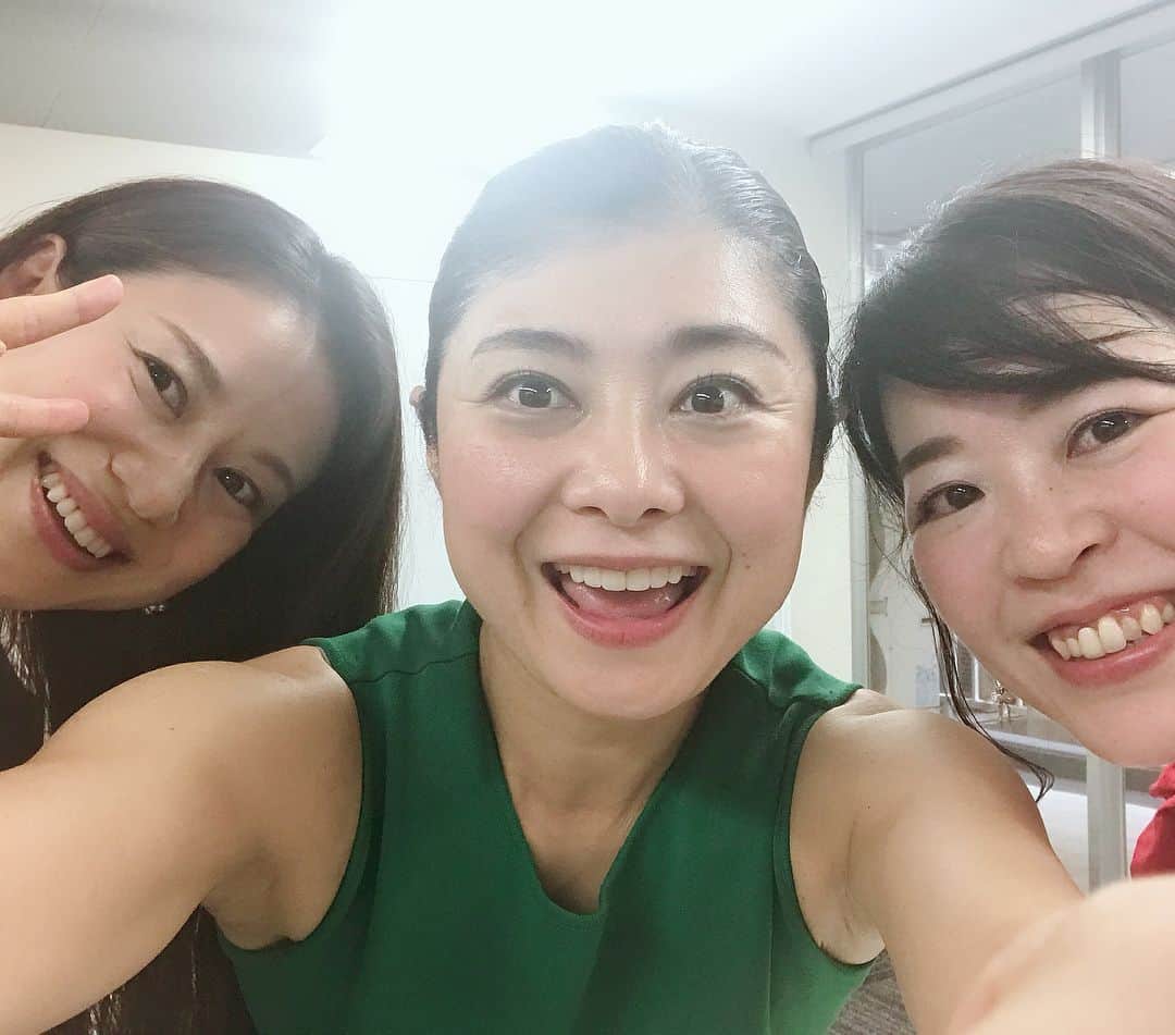 間々田佳子のインスタグラム：「顔ヨガプライベートレッスン コツを伝える❗️ キュッキュッキュッ〜✨ 一対一も楽しい❗️ 今回教えたのは大阪で活躍する イントラさんたち  顔ヨガどんどん広めてね😆✨」