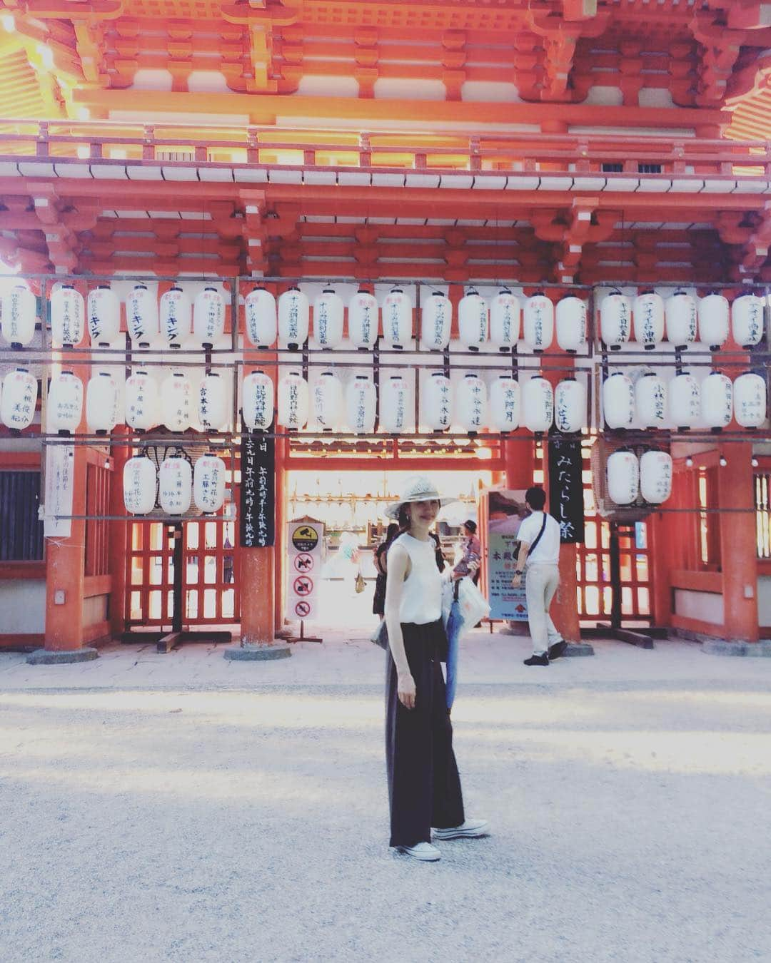 ともさかりえさんのインスタグラム写真 - (ともさかりえInstagram)「京都の思い出。 下鴨神社のみたらし祭へ。 毎年7月の土用の丑の日の前後に 行われているという、みたらし祭。 御手洗池に足を膝まで浸して ロウソクに献灯し、 無病息災を祈願します。 湧き水は驚くほど冷たい。 母と一緒に来れて良かったなぁ。 来年はどこへ旅しよう。 日本はまだまだ知らない場所だらけ。 #京都 #下鴨神社 #みたらし祭り  #日本 #旅行 #母娘」8月11日 19時35分 - rie_tomosaka_official