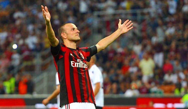 ルカ・アントネッリのインスタグラム：「Ho appena rescisso il mio contratto con il Milan e ci tenevo a ringraziare il Signor Galliani e Rocco Maiorino per avermi dato la possibilità di vestire la maglia che ho sempre sognato e per la quale ho sempre tifato sin da bambino. Grazie a tutti gli allenatori avuti in questi anni, perché mi hanno fatto crescere come uomo e come calciatore. Grazie a tutti i dottori, i fisioterapisti, i  magazzinieri e a tutti i ragazzi di milanello. Un ringraziamento speciale a tutti i tifosi rossoneri e a tutti i miei compagni di questi anni, persone che rimarranno per me indimenticabili. Un grosso in bocca al lupo al direttore Leonardo e a Paolo Maldini, sono convinto che possano riportare il Milan sul tetto del mondo....FORZA LOTTA VINCERAI NON TI LASCEREMO MAI. Con affetto e stima. LA @acmilan」