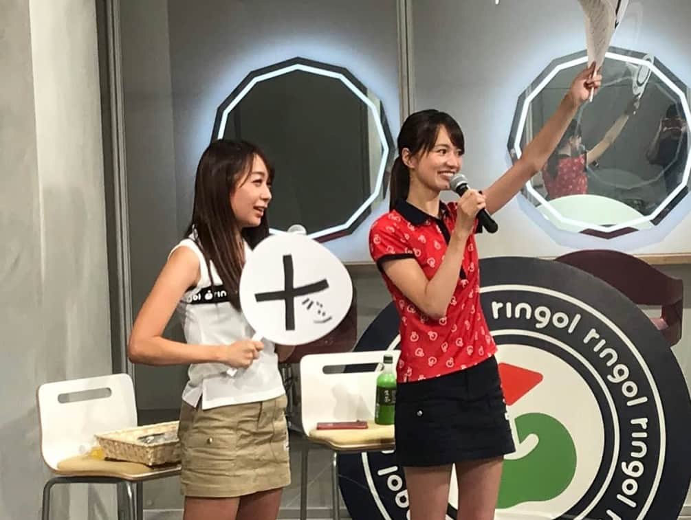 三枝こころさんのインスタグラム写真 - (三枝こころInstagram)「リンゴルフin表参道🍏⛳️ イベント無事終了しました。 沢山の方にお会い出来て凄く楽しかったです。 ◯✖️クイズ初の試みでしたがどうだったかなぁ❓ 私は楽しかったです(笑) アパレルも1着以上買って頂いた方がほとんどで、毎日見てますと声をかけて下さってありがとうございます❤️ 試着するとサイズ感が丁度いいとか、伸びるからMサイズでもいけるなどの声がありました。 今回のイベントの目的は試着してもらうことだったので本当に嬉しかったです✨ リンゴルフオープンの動画もアップされましたので、皆さん是非沢山のご応募お待ちしています。 #リンゴルフ  #イベント #ありがとうござます  #ゴルフ女子 #表参道 #アパレル #ゴルフウェア #instagolf」8月11日 20時04分 - kokoro_golf