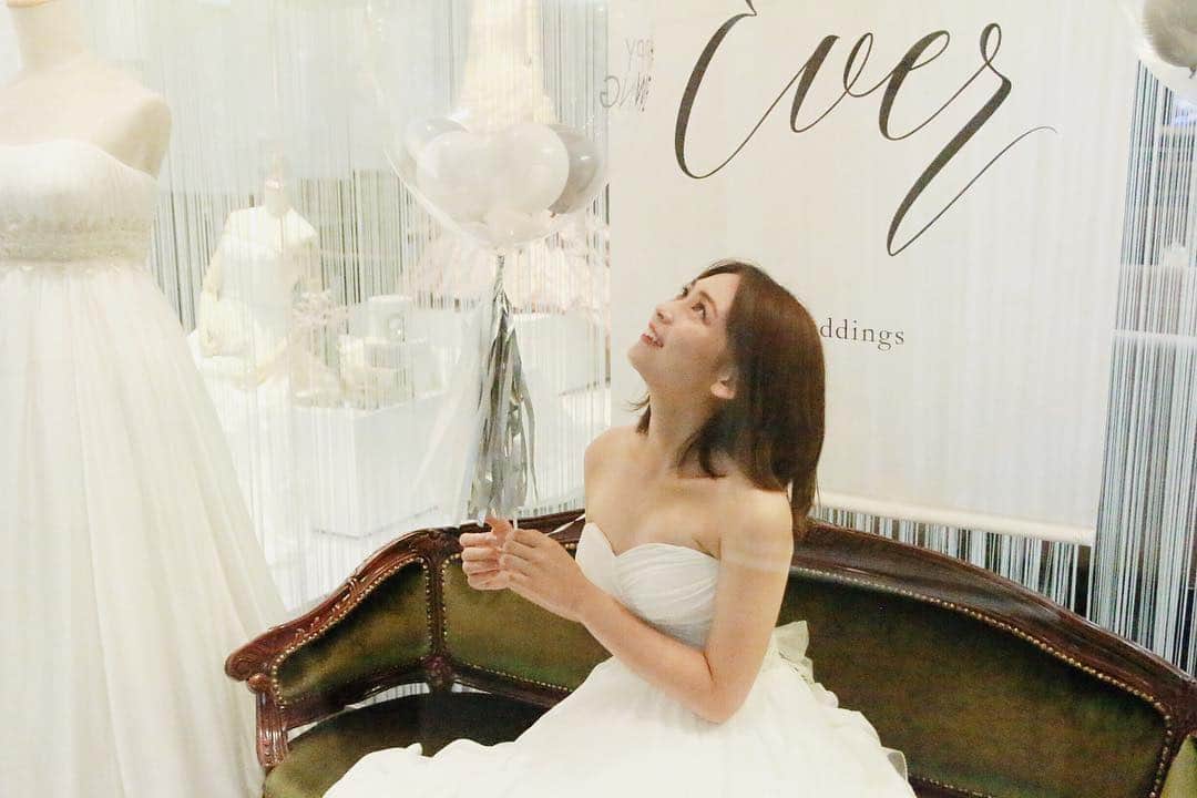 古川貴絵さんのインスタグラム写真 - (古川貴絵Instagram)「・ 初ウェディングドレス💐 かわいーっ！！ スタッフの皆さんが笑わせてくれるから超笑顔（笑） #rweddings #wedding #dress」8月11日 20時55分 - _kiegram