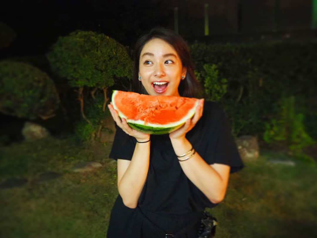 平祐奈さんのインスタグラム写真 - (平祐奈Instagram)「今年も毎年恒例のBBQ🍖 スイカはおいすいか〜！🍉 内山さんと三瓶さんどっちがどっち…⁉︎👀 甥っ子達のお手手、かわいい🙈 #夏の思い出 #祐奈の夏日記」8月11日 21時11分 - yunataira_official