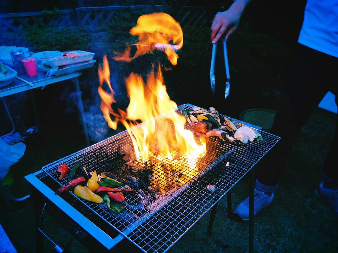 平祐奈さんのインスタグラム写真 - (平祐奈Instagram)「今年も毎年恒例のBBQ🍖 スイカはおいすいか〜！🍉 内山さんと三瓶さんどっちがどっち…⁉︎👀 甥っ子達のお手手、かわいい🙈 #夏の思い出 #祐奈の夏日記」8月11日 21時11分 - yunataira_official