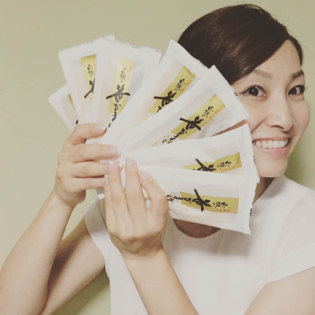 のインスタグラム：「. . . お土産に白謙さんの 蒲鉾(°▽°)♡ . 母の実家が石巻で 小さい時から白謙の笹かまぼこ たくさん食べてたから すっごく嬉しい💚 . 宮城に来た際は 皆さんッ 是非食べてください♡ . （株）白謙かまぼこ店 創業107年。 #白謙 さん #蒲鉾 #笹かまぼこ 石巻本店 三越仙台店 エスパル店 仙台駅前店 門脇工場直売所 藤崎店 エスパル東館店 てくて長町店 . . . もう1つお土産に お皿(°▽°)♡ . はっきょーいのこったの うちわみたいなのがプリントしてあって オシャレ〜💎 . 宮城に引っ越してきて 色々と揃えないといけないから より. すごく嬉しい(´∀｀=) . . #佐藤あり紗らぶ宮城  #佐藤あり紗 嬉しい😎」