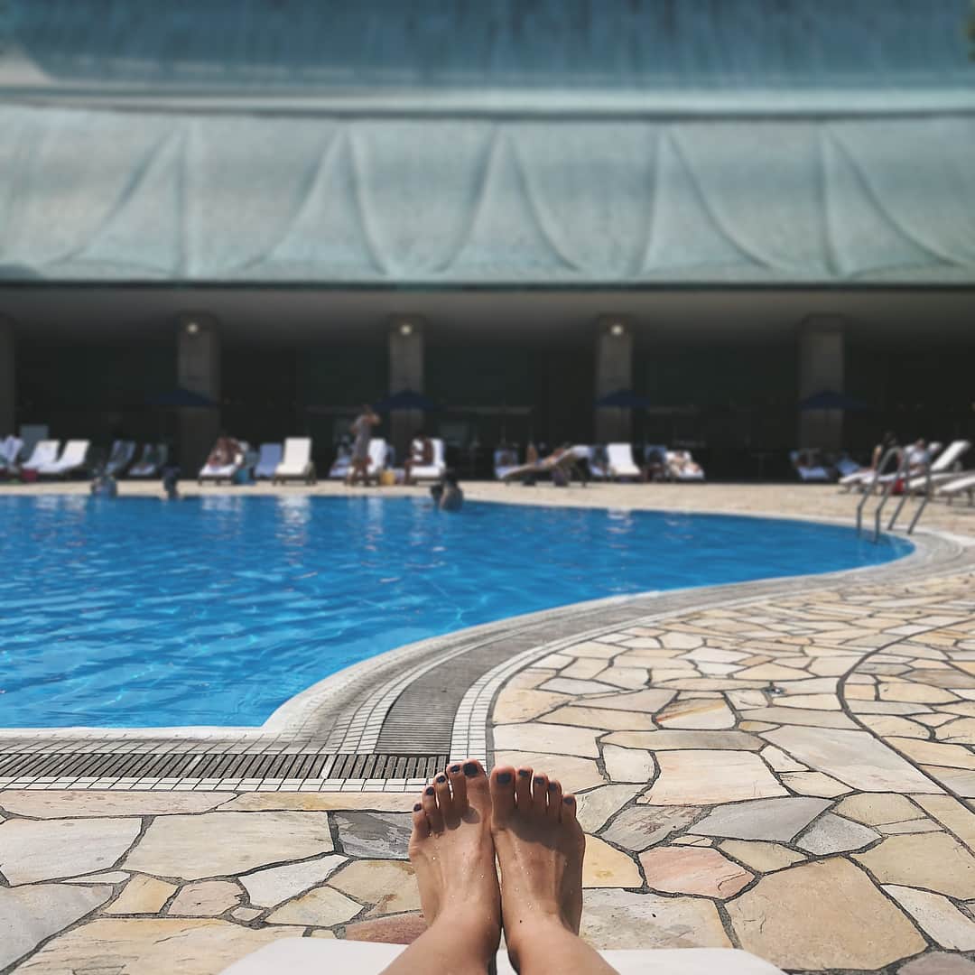 鈴木詩織さんのインスタグラム写真 - (鈴木詩織Instagram)「グランドプリンス新高輪のダイアモンドプールへ💜 5時間プールにいたよ！笑 . お盆初日だからなのか結構人がいたので写真が近距離に😂 緑に囲まれてとっても癒されたプールでした🏊🏾‍♀️🍃 . 焼きすぎて背面が痛い😂😂😂 . . . #pool#shintakanawa#takanawa#summer#hotel#glandprincehotel#instasummer#swimwear#japanesegirl#photography#blue#dholic#sunburn#diamondpool #ダイアモンドプール#ホテル#ホテルプール#新高輪#グランドプリンスホテル新高輪#夏#プール#プール日和#日焼け#お盆#プールデート#ディーホリック#水着#スイムウェア」8月11日 22時28分 - shiorin0802suzuki