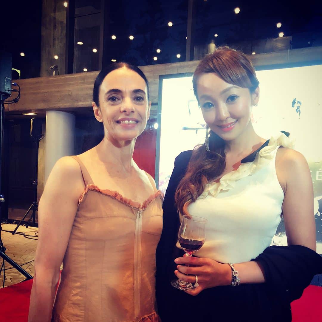 神田うのさんのインスタグラム写真 - (神田うのInstagram)「#子供の頃 から#大好き だった#憧れの #バレリーナ #アレッサンドラフェリ さん💕 彼女のロミジュリは#史上最高 の作品（ジュリエット）であり幼少時代DVD(当時はVIDEO)を凄く観ていました。日本公演でのジゼルでは涙しましたし、 本当にズバ抜けて表現力豊かなバレリーナです✨ 今回のオネーギンも素晴らしくて心揺さぶられました✨ #大好き #尊敬 #respect #世界バレエフェスティバル #世界バレエフェスティバル2018 #alessandraferri #nbs #kose #worldballetfestival #ballet #バレエ #balletdancer #unokanda #神田うの #東京文化会館」8月11日 23時04分 - unokandaofficial