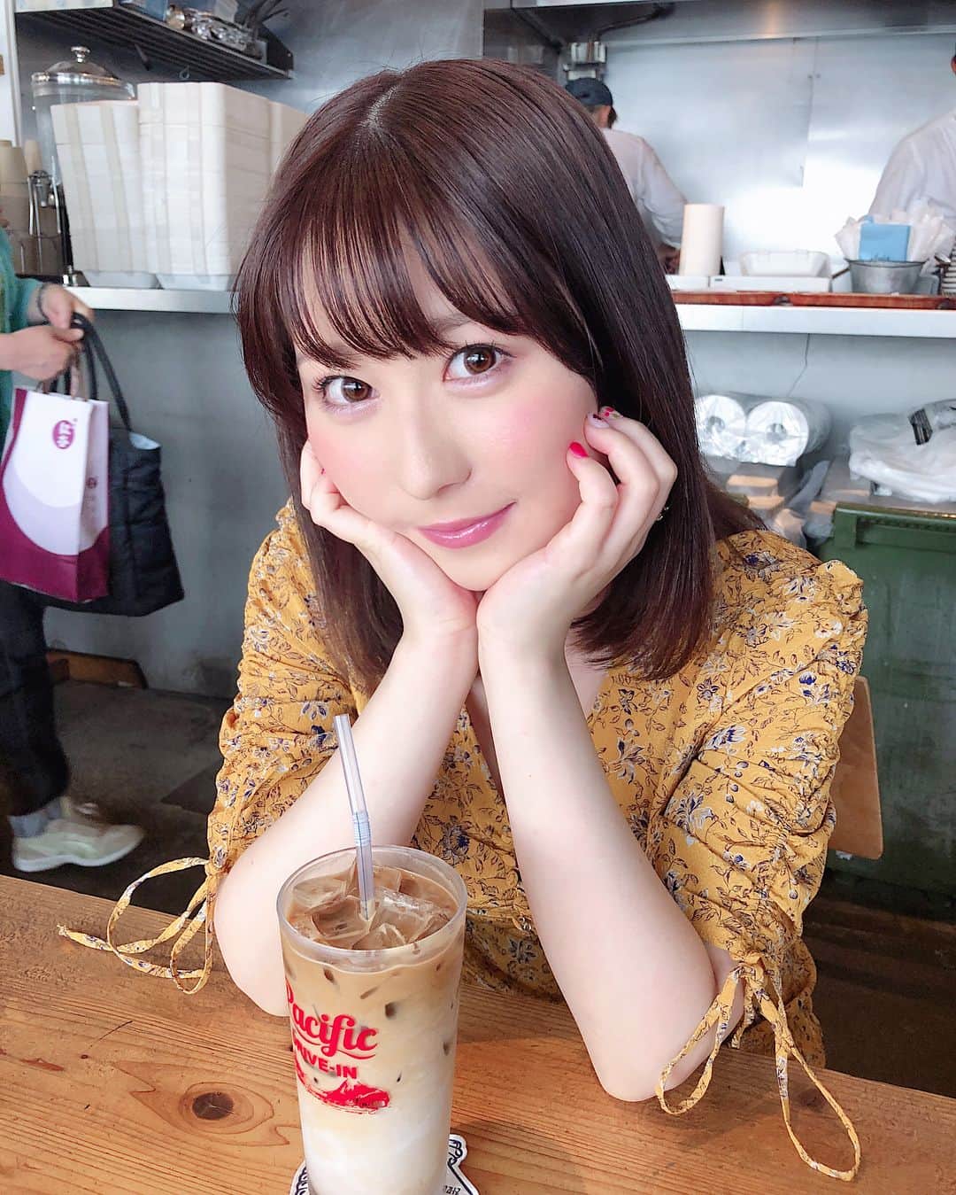 飛鳥りんのインスタグラム：「海が見えるカフェ🤭🤭」