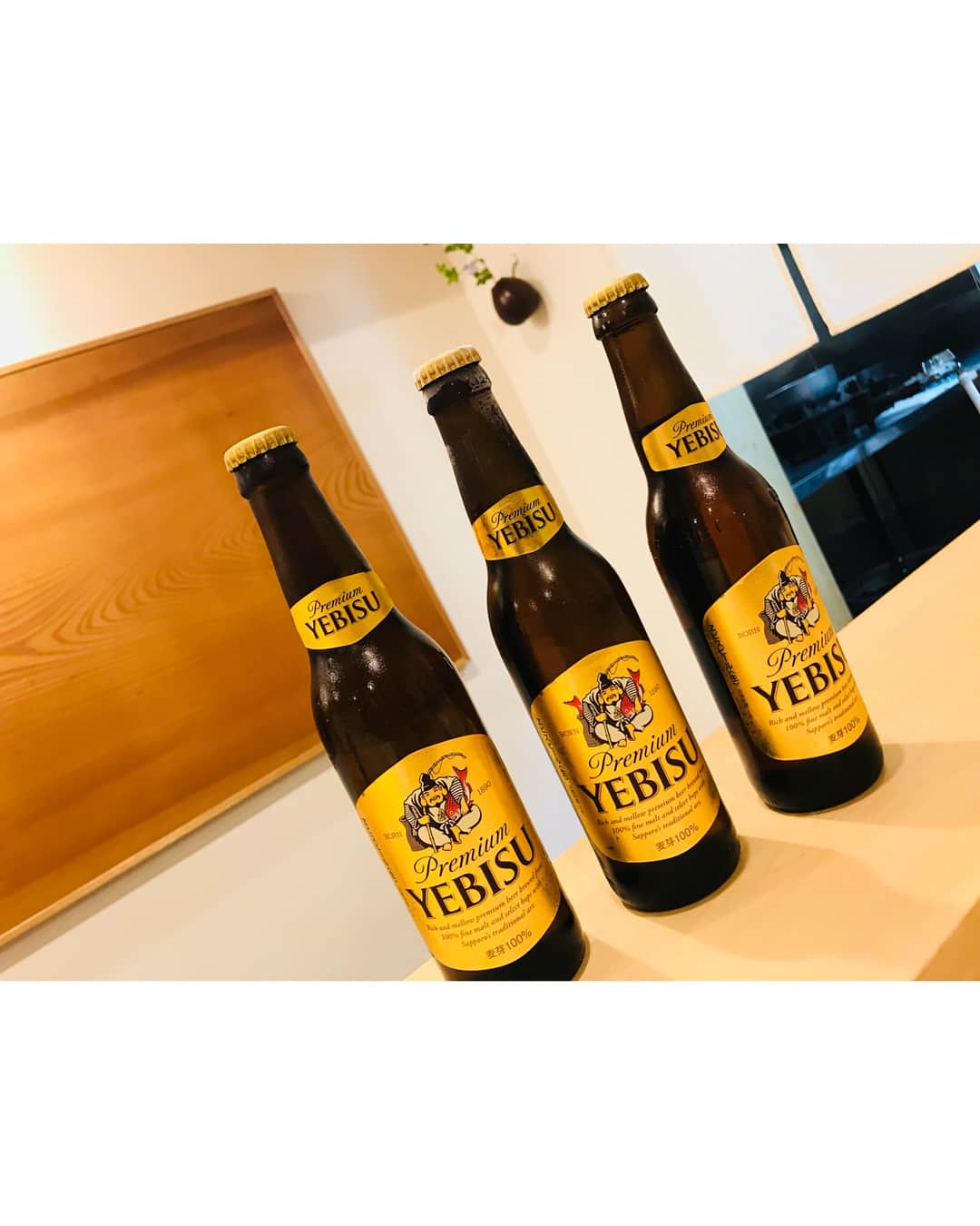 朝風れいさんのインスタグラム写真 - (朝風れいInstagram)「父の誕生日のお祝い。  600本に1本という希少な、めでたいビール🍺お店のご主人の粋なはからいで、出して下さいました😵😍 ・ ・ 家族4人でのご飯は楽しいなぁ✨ パパ、これからも元気でいてね ◟̆◞̆♡ ・ ・ ・ #エビスビール #yebisubeer #間違い探し #分かるかな #8月11日 #パパ #おめでとう #おくやま さん #いつもありがとう #芸術のような #美しい #お料理」8月12日 1時22分 - rei.wd