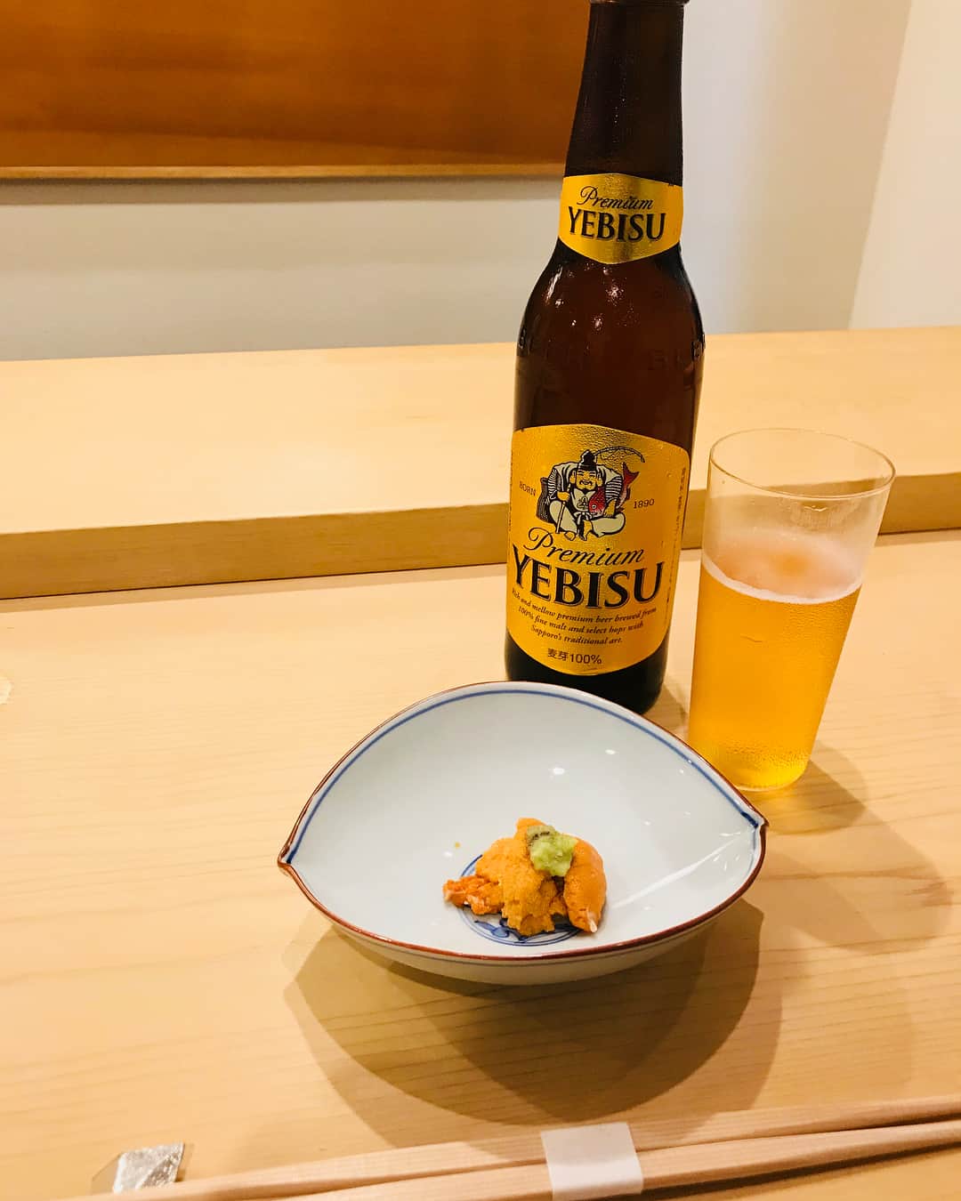 朝風れいさんのインスタグラム写真 - (朝風れいInstagram)「父の誕生日のお祝い。  600本に1本という希少な、めでたいビール🍺お店のご主人の粋なはからいで、出して下さいました😵😍 ・ ・ 家族4人でのご飯は楽しいなぁ✨ パパ、これからも元気でいてね ◟̆◞̆♡ ・ ・ ・ #エビスビール #yebisubeer #間違い探し #分かるかな #8月11日 #パパ #おめでとう #おくやま さん #いつもありがとう #芸術のような #美しい #お料理」8月12日 1時22分 - rei.wd