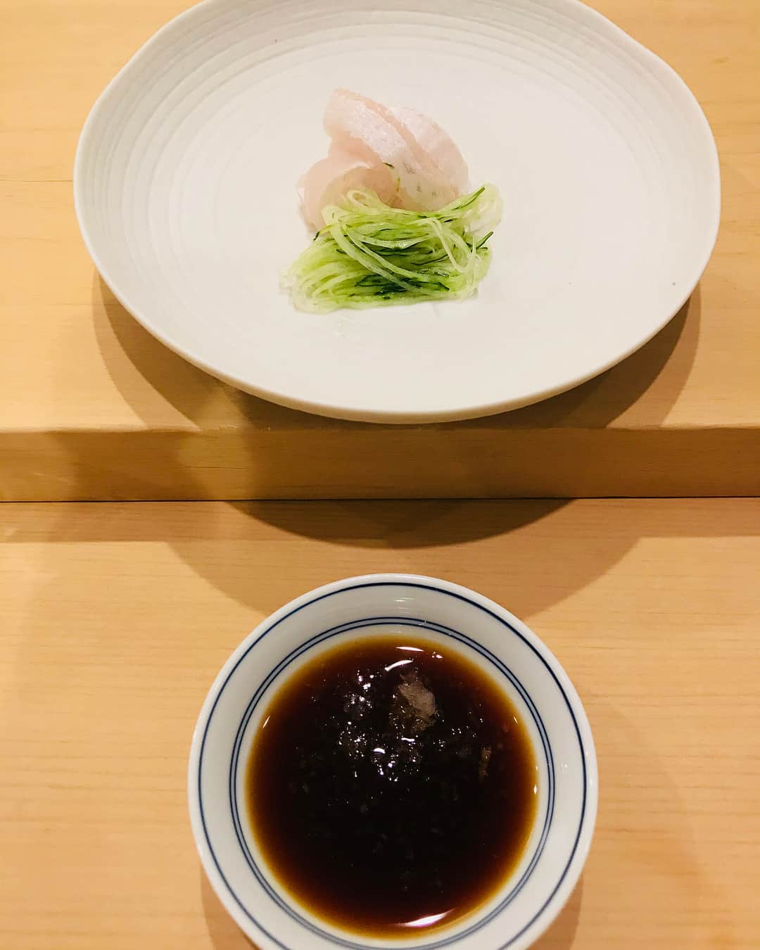 朝風れいさんのインスタグラム写真 - (朝風れいInstagram)「父の誕生日のお祝い。  600本に1本という希少な、めでたいビール🍺お店のご主人の粋なはからいで、出して下さいました😵😍 ・ ・ 家族4人でのご飯は楽しいなぁ✨ パパ、これからも元気でいてね ◟̆◞̆♡ ・ ・ ・ #エビスビール #yebisubeer #間違い探し #分かるかな #8月11日 #パパ #おめでとう #おくやま さん #いつもありがとう #芸術のような #美しい #お料理」8月12日 1時22分 - rei.wd