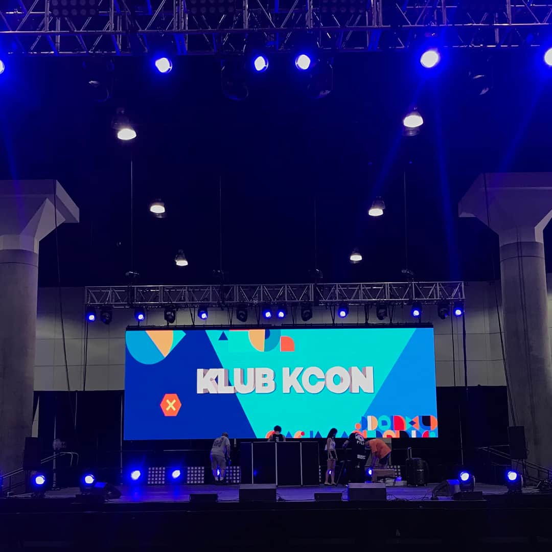 ソン・ジチャンのインスタグラム：「2018 KLUB KCON LA, 예전엔 단순히 클럽 DJ가 KPOP을 틀어 주던 행사였지만 올해는 많은 가수들의 출연으로 콘서트 형태로 변화를 시도했다. 경민이가 가장 좋아하는 크러쉬와 왜 그들이 라이브의 최고인지를 증명한 다이나믹 듀오의 무대는 단연 압권이었다. 아침 9시부터 밤 11시까지 아빠를 위해 밥도 제대로 못 먹고 도와준 사랑하는 경민이, 서울에서 오자마자 잠도 못자고 고생한 창현이와 승진이, 모든 스태프 덕분에 잘 끝낼 수 있었다. 당분간 잠수 모드로~^^ #klubkcon」