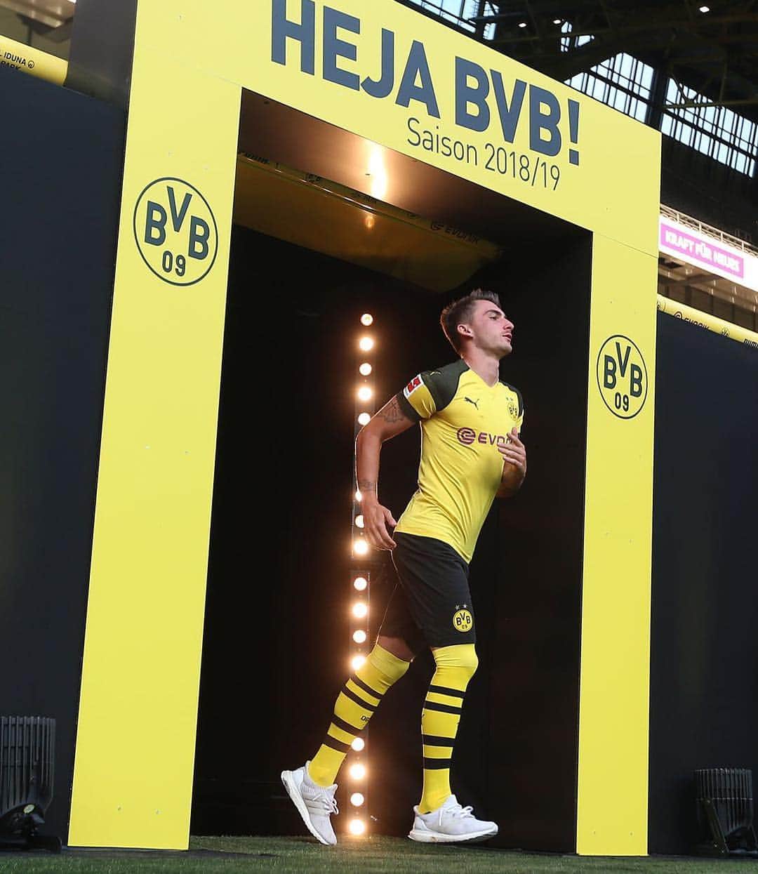 マクシミリアン・フィリップのインスタグラム：「Can‘t wait for Season 2018/19 ⚽️🔥#hejabvb#mp20」