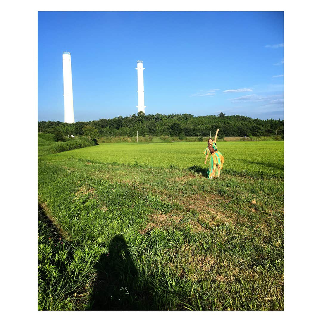 みかんさんのインスタグラム写真 - (みかんInstagram)「福島2Day✨ まず昨日は広野町の花火大会にて💕 沢山のお客様、関係者の皆様ありがとうございました☺️ 広野町はみかんが名産でもあるところなんです🍊 ゆるキャラの“ひろぼー&八重たん”ともお写真撮らせていただきました！ 花火がとても感動しました🎆広野町のみんなの気持ちが空に打ち上がってる感じがしました😌 また、広野町にも行きたいです💕待っててください✨ #広野町 #花火大会 #みかん生産の町 #ひろぼー #みんなありがとう #実は衣装を新しくしました #みかんカラーの衣装 #お気に入り」8月12日 18時50分 - mikan02241984