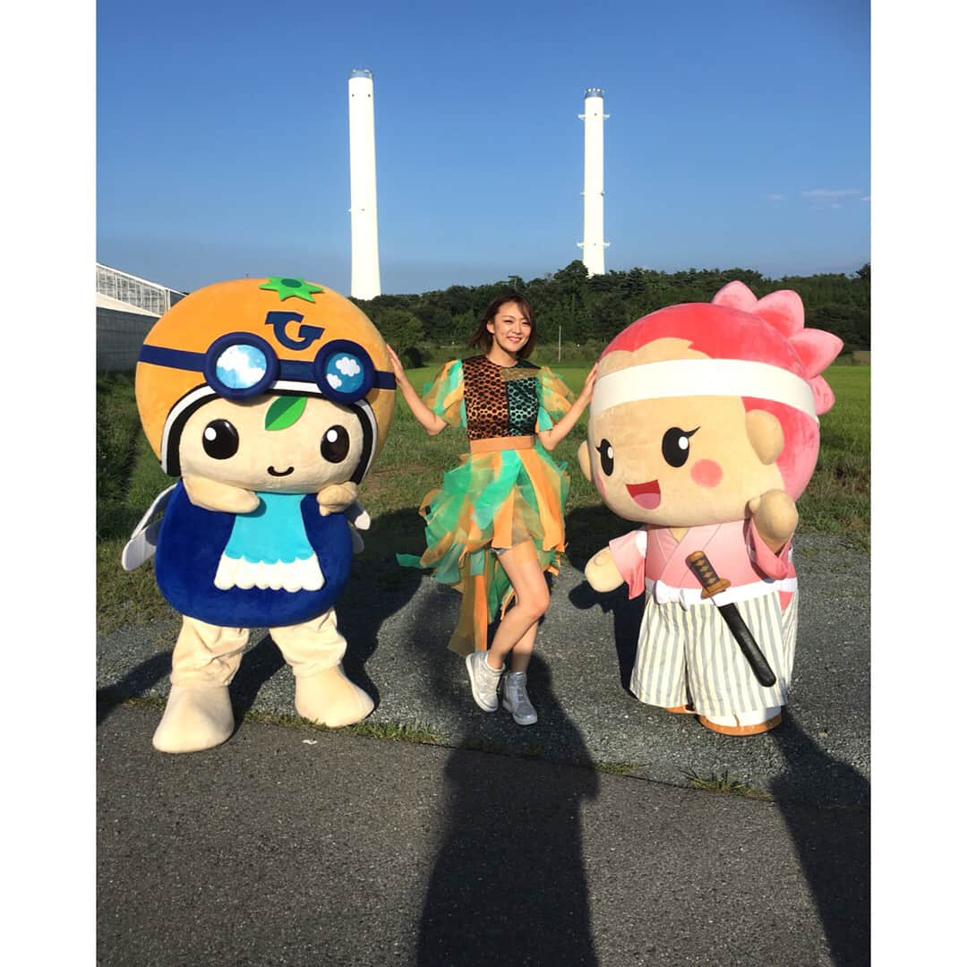 みかんさんのインスタグラム写真 - (みかんInstagram)「福島2Day✨ まず昨日は広野町の花火大会にて💕 沢山のお客様、関係者の皆様ありがとうございました☺️ 広野町はみかんが名産でもあるところなんです🍊 ゆるキャラの“ひろぼー&八重たん”ともお写真撮らせていただきました！ 花火がとても感動しました🎆広野町のみんなの気持ちが空に打ち上がってる感じがしました😌 また、広野町にも行きたいです💕待っててください✨ #広野町 #花火大会 #みかん生産の町 #ひろぼー #みんなありがとう #実は衣装を新しくしました #みかんカラーの衣装 #お気に入り」8月12日 18時50分 - mikan02241984