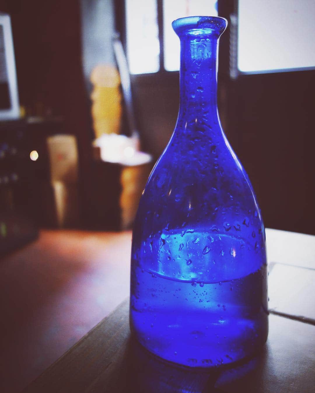 近藤しづかさんのインスタグラム写真 - (近藤しづかInstagram)「青い瓶に水を入れてお日様にあてると 水が浄化されるんだよ🌈 . いつも母は私に 健康情報を教えてくれる . ハワイの「ホ・オポノポノ」 . #firenze #ristorante #ituscani2 #acqua #naturale #blue  #ホオポノポノ #ブルーソーラーウォーター #浄化 #水 #bluesolarwater #hooponopono #bluebottle #water #purify #hawaii #spirit」8月12日 11時10分 - shizuka_kondo