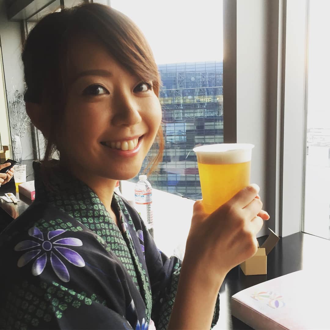 須黒清華のインスタグラム：「久しぶりに浴衣を着て、お台場花火大会へ✨ 日本酒を飲みながら花火を楽しむ会にお誘い頂き、行って来ました‼︎ (でもまずはビール笑) . やっぱり夏は花火ですねっ✨ 夜景とセットで見る花火、とっても素敵でした‼︎ 日本って良いなぁ(^^) #お台場花火 #浴衣 #日本酒 #日本酒と花火」