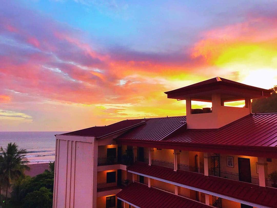 ジェシカ・アシュリーのインスタグラム：「Sunset hour ✨💋 #costarica」