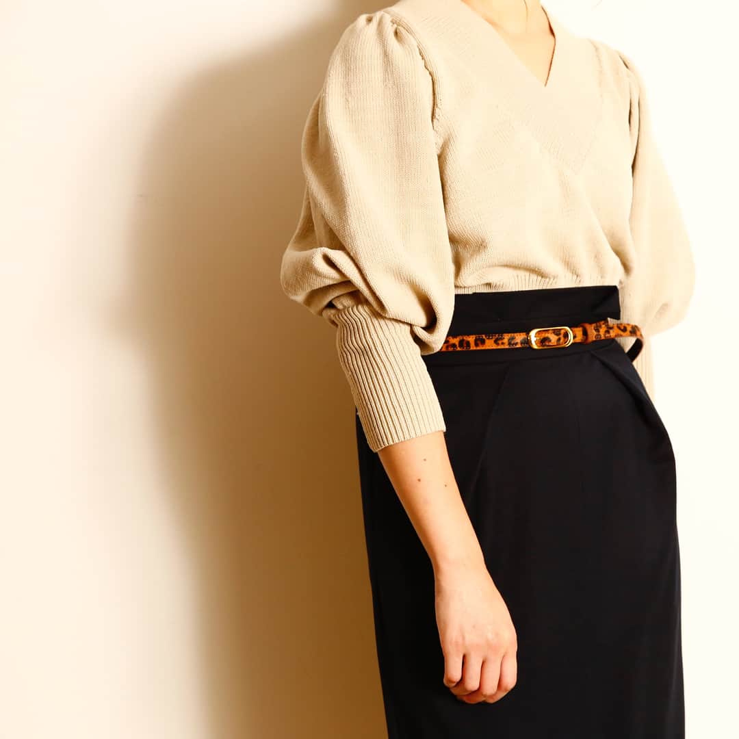 TIARAさんのインスタグラム写真 - (TIARAInstagram)「《recommend item》 new autumn look ---------------------- ◆volume sleeve knit◆ ◆box tight skirt◆ 人気型のタイトスカートを秋顔に！ 完売→リピートで継続して大人気のボックスタイトスカート。 シックでクラシカルな落ち着いたカラーなら、付属のリボンベルトを外してレオパード柄の細ベルトで印象チェンジ💡 ニットも間もなく入荷いたします❤︎ ---------------------- skirt ¥16000＋tax 【A0189FS293】 belt ¥9400＋tax 【A0183PBT518】 knit ¥15000＋tax 【A0189KSW013】 ・ ・ ・ #tiara #tiaramelrose #fashiongram #autumnfashion #tightskirt #leopard #belt #knitwear #lapiece  #recommend #fashion  #ファッションスナップ #秋ファッション #オフィスカジュアル  #印象チェンジ」8月12日 12時40分 - tiara_melrose