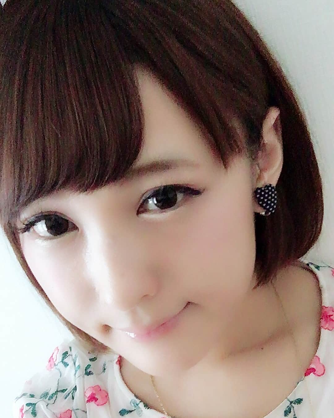 椿姫彩菜のインスタグラム：「髪、ばっこり切りました！！ ショートだぜい  触覚ないほうがええかなあ？どっちがええ？  ショートだめかな？(´•̥ ω •̥` )」