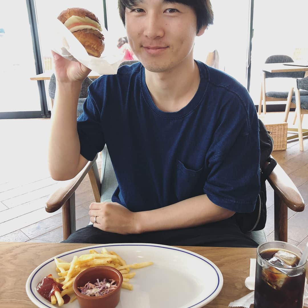 214krnのインスタグラム：「朝活 ・ ・ 里帰り前に近くのカフェで モーニング兼ランチ🍔 美味しかったし満足！！ ・ ・ 明日から滋賀帰ります！ みんなあそぼ〜 ・ ・ #朝活 #モーニング #ランチ #カフェ #横浜 #たまプラーザ #morning  #lunch  #PEOPLEWISECAFE #cafe  #写真好きな人と繋がりたい  #おしゃれさんと繋がりたい  #妊婦さんと繋がりたい」