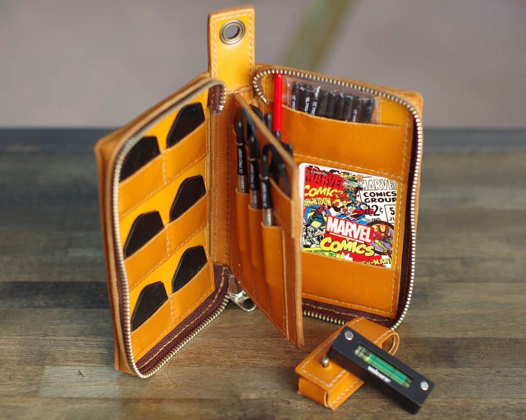 水野智路さんのインスタグラム写真 - (水野智路Instagram)「Leather dart case made by me.🎯 . ダーツケースとunicornのBoardmate(水平器)を入れるケースを作りました🙆🏻‍♂️ . . @targetdarts  @officialunicorndarts . #ダーツ #ダーツケース #darts #dartscase #dartsworret #targetdarts #unicorndarts #boardmate #手縫い #革  #革製品 #レザー #レザークラフト #leather #leathercraft #handmade #皮 #leathercase #ハンドメイド」8月12日 14時39分 - tomoro.m