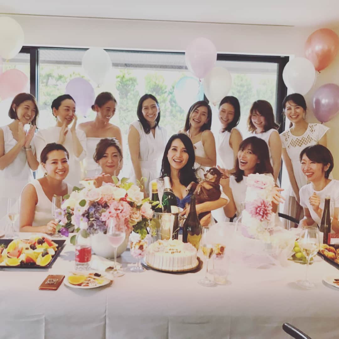 亀恭子のインスタグラム：「@shizukahorikawa のbaby shower♡ . . 美しい美しい妊婦さん。 みんなでbabyに会える日を楽しみにしてるよー^ ^ . . #weekend #babyshower #bff #happy #love #dresscode #white #幸也飯 #ドルチェマリリッサ」