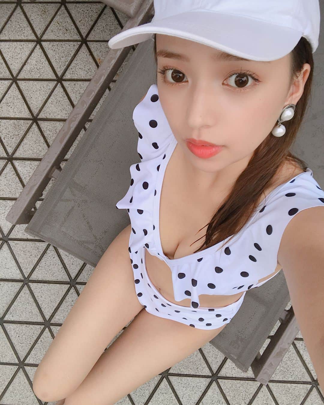のインスタグラム：「今年、5着目の水着👙w ドットとフリルの形がかわゆい @bebelty.store の👯‍♀️💕 ハイウエストだから体型カバーもできます(＾ｰ^) さだもものセレクトショップだよ👜かわいくて安くて種類まよったなぁ🤔🤔」