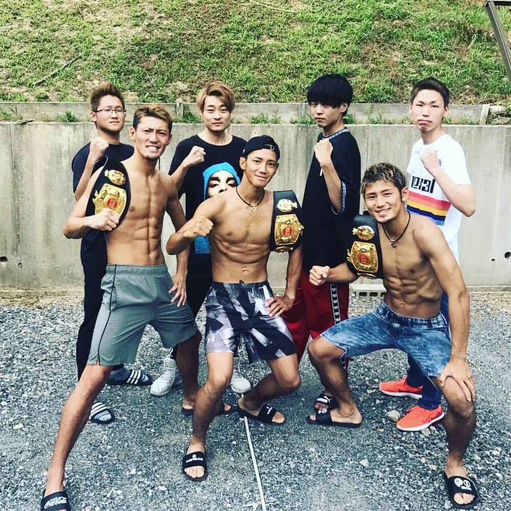 桐崎栄二さんのインスタグラム写真 - (桐崎栄二Instagram)「キックボクシング日本チャンピオンの高橋兄弟さんと！(。_。)」8月12日 15時33分 - kirizaki_1417